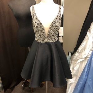 Stunning Envious Couture Short Formal Dress Size 8